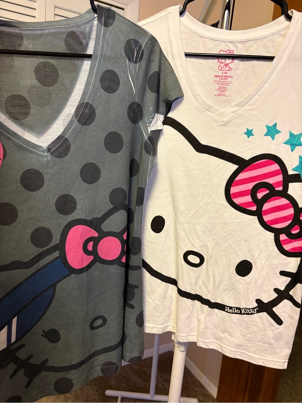 Juniors Large | Hello Kitty Short-Sleeve Graphic Tee in White, Gray & Pink